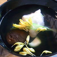 懐石処 末木 - 帆立真丈　椎茸　軸三つ葉　柚子　菊花