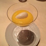 フレンチ サクラ - マンゴーの泡と、フローズンヨーグルト