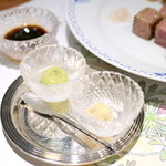 ステーキ懐石都 春日 - 一般的な緑色のわさびと白い西洋わさび。醤油は小豆島の2年もの。 '16 4月上旬