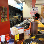 博多元助 - カウンターの各席には、埋設型IHヒーターが設置されてあります。
