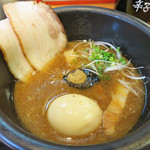 博多元助 - 特製つけ麺950円は、デフォルトの金額＋150円で、
厚切りバラチャーシュー2枚と味玉が付いてくるので、お得です♪
