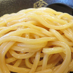 博多元助 - 麺の量は200gです(増量は100g150円)。
つやっつやで美しい！
