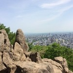 バーンズ - 【2016年05月】円山をトレッキング散策、頂上からは札幌の町並みが一望できます(^^♪