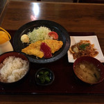 Izakaya Aji To Azabu Juuban - 豚キムチとチーズオムレツの定食。