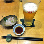 天ぷら処 こさか - 生ビール（２口飲みました）＆ お通し（キスの刺身）（２０１６年５月）