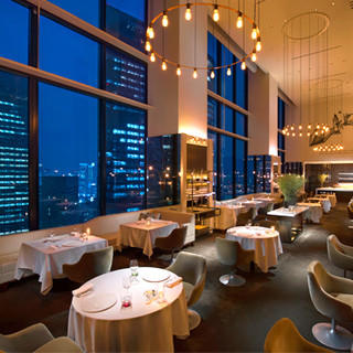 Collage - 高さ7mの窓から望む汐留のダイナミックな景色と、開放的なキッチン、モダンな内装が見事に調和したレストランです。