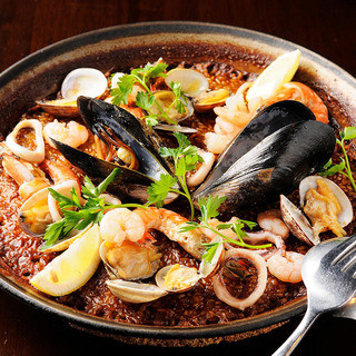 The dashi made every morning from fresh seafood from Mikawa is appealing! Enjoy exquisite paella