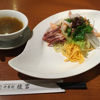 中華街 桂宮 - 別添のバジルドレッシングみたいなタレをかけていただきます。