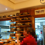 La Viña - 焼きあがったチーズケーキが奥の壁にたくさん並んでいます。