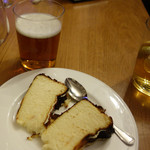 La Viña - チーズケーキ、2切れで1人前です