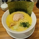 横浜らぁめん 桜花 - 豚骨塩ラーメン並 720円