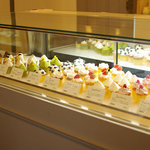 ｍｏｍｅｎ - カウンターには常時12～13種類のカップケーキが陳列されている
