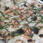 Pizzeria 26 - マモルちゃん特製！燻製サーモンのジェノバ風ピッツァ①