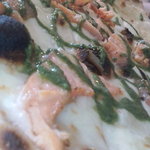 Pizzeria 26 - マモルちゃん特製！燻製サーモンのジェノバ風ピッツァ②