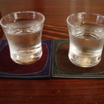 よし松 - 日本酒飲み比べセット　日本酒をメニューから２種類選びます。小さいグラスについでくれます。そばみそなどは一切つきません。