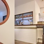 シャンペトル - 店内のテーブル席の風景です