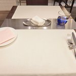 シャンペトル - 店内のテーブル席の風景です