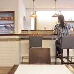 シャンペトル - 店内のテーブル席の風景です