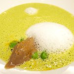 ランチコース 2700円 の仏産 グリーンピースのポタージュ