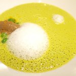 シャンペトル - ランチコース 2700円 の仏産 グリーンピースのポタージュ