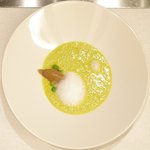 シャンペトル - ランチコース 2700円 の仏産 グリーンピースのポタージュ