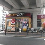 ガスト - JR阪和線のガード下にあるコンパクトサイズのお店