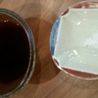自家製粉石臼挽きうどん 青空blue 本店 - ちく天ぶっかけうどんの掛け汁、ちく天の塩