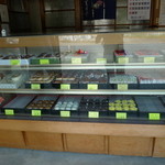 宮月堂菓子店  - 内観写真:団子と柏餅は、店頭に並べず、注文を受けてから仕上げている。