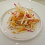 ビストロ ダイア - 北海道産帆立貝と北海道伊達産ラディッシュとトビウオの魚卵のサラダ
      岩のりとアオサのピューレ H28.5月再訪