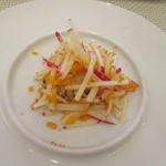 ビストロ ダイア - 北海道産帆立貝と北海道伊達産ラディッシュとトビウオの魚卵のサラダ
      岩のりとアオサのピューレ H28.5月再訪