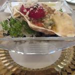 ビストロ ダイア - 北海道釧路仙鳳趾生牡蠣の冷製　フレッシュトマトとバジルのソース
      赤ビーツのエスプーマ　新玉ねぎのシャーベット  H28.5月再訪