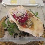 ビストロ ダイア - 北海道釧路仙鳳趾生牡蠣の冷製　フレッシュトマトとバジルのソース
      赤ビーツのエスプーマ　新玉ねぎのシャーベット H28.5月再訪