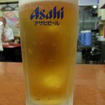 満州亭 - まずは何時ものように生ビールからのスタートです。 ぷふぁ～、美味しい！！ さて、今日は何を食べましょうか。 テーブルの上にはメニューがありません。 壁に書いてあるのを見て決めます。