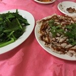 渝陽川菜 - 塩にんにく味の野菜炒めと豚肉しゃぶしゃぶのにんにくソース+香草かけ