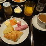 Hotel Maison Athénée - 美にこだわれなかった朝食、クロワッサンが凄く美味しかった。