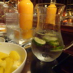 Hotel Maison Athénée - 手絞りのオレンジジュースとキューカンバ入りの水