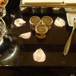 Hotel Maison Athénée - バラの花びらで飾り、朝から官能的