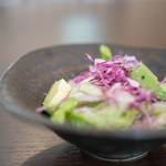 日本料理　花坊-hanabo- - 鰐梨（アヴォキャド）と蒸鶏（むしどり）の鹽（しほ）サラド