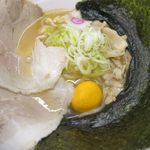 新旬屋麺 - 金の鶏中華＋チャーシュー＋板のりのアップ
