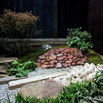 ASSEMBLAGES KAKIMOTO - 中庭のイチゴ