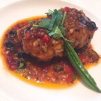 神田 雲林 - 豚スペアリブの黒豆トウチ仕立て★
                  スペアリブは表面の衣がもっちりで肉質はジューシーかつ柔らか！
                  軟骨も食べてしまいました。
                  スパイスのきいたソースは不思議な旨味があり、蒸し花巻につけていただきます。