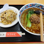 桃園飯店 - 担々麺・半チャーハンセット935円