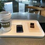 ザ マンダリン オリエンタル グルメショップ - コーヒーマスカルポーネ（手前）、マンダリンオリエンタルブレンドティー（奥） 2015/10/19