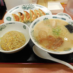 日高屋 - ...「半チャーハン+餃子セット/とんこつラーメン（820円）」、騒ぎくる日本人客を捌く外国人店員という画が見られるお店orz