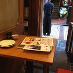 町田 肉寿司 - 小さなテーブル