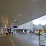Kaitenzushi Takakura - この日は雨が降っていましたが、しばらくは駅沿いの屋根のある通路を通って行くと