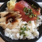 Dom Maru - 穴子ヅケえんがわ丼、ご飯大盛りで640円。