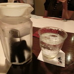 Jinguumae Mokuchi - お水は、炭入りジャーで供されます。