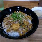 ごはん泥棒 - サービスメニュー　スパイシーチキン丼　特盛