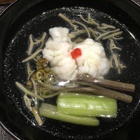 瓢嘻 六本木店 - 「澄まし仕立て　鱧葛打ち　夏蕨　蓴菜　青芋茎　梅肉　振り柚子」